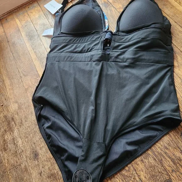 Meet.Curve One-Piece Swimsuit - Picture 4 of 9